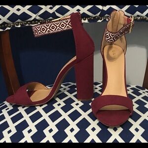 Maroon white burgundy aztec canvas ankle strap chunky sandal heels Sz 10